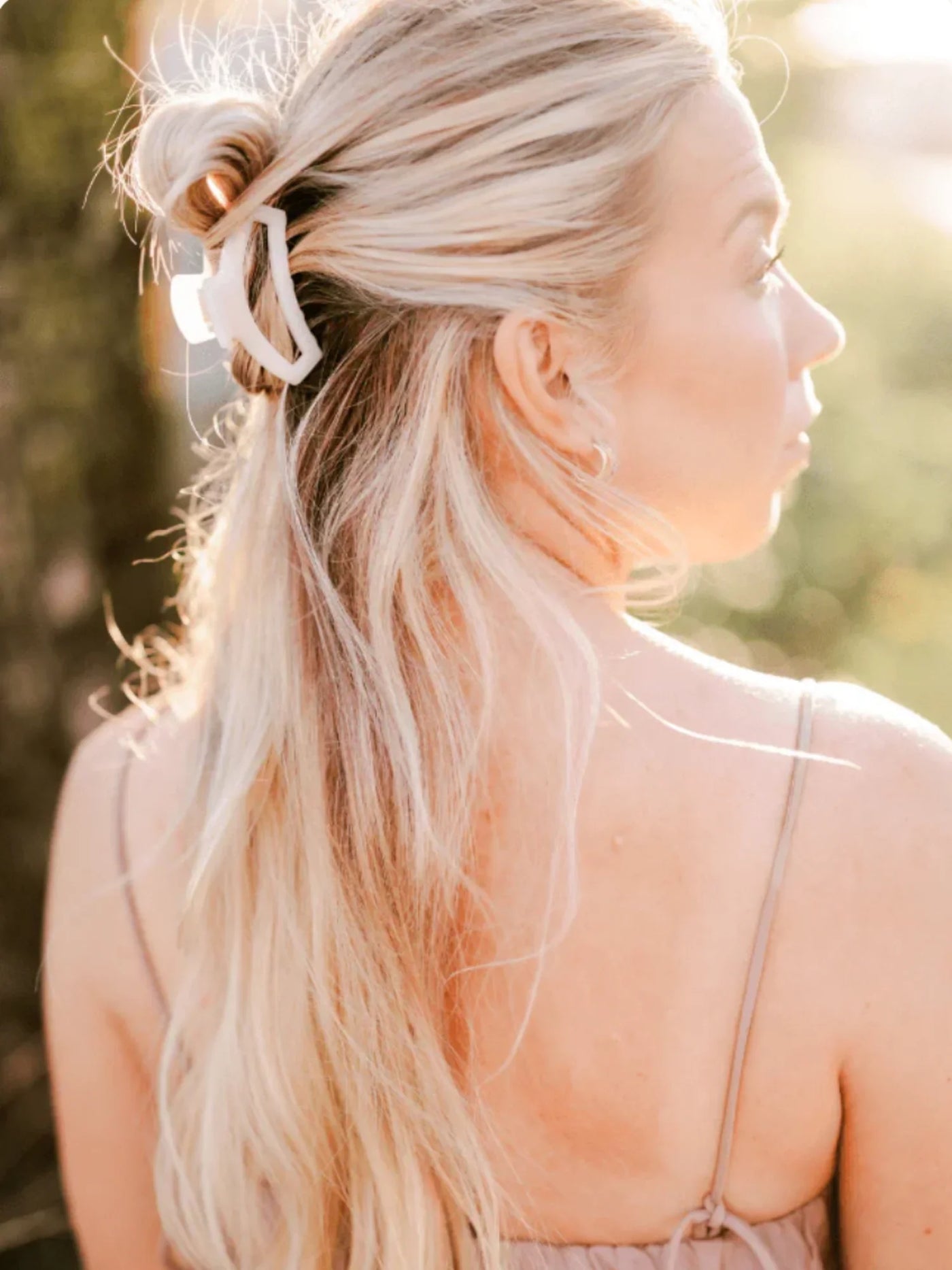 White small open hair claw clip in model's hair.
