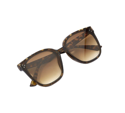 Large lens sunglasses with brown tortoiseshell print frames 